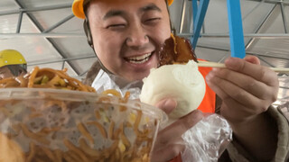 ข้าวกล่องเนื้อ 10 หยวนที่ไซต์ก่อสร้างก็เพียงพอแล้วสำหรับเจ้านาย! พวกเขาทั้งสองคิดว่างานนี้เหนื่อยเกิ