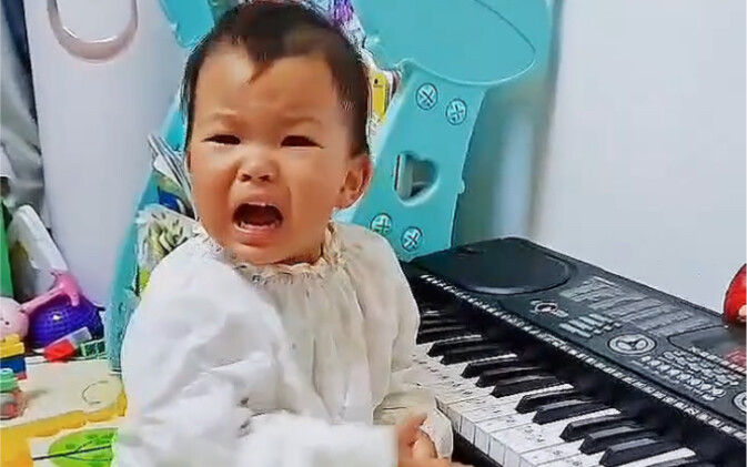 ลูกน้อยวัยขวบกว่าเล่นเพลงไม่ได้จนเริ่มหงุดหงิด แม่ให้กำลังใจแล้วก็เล่นได้สำเร็จ!