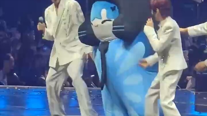 [AuAuSave] A happy family of three: Little Mi Piao has inherited her dad’s dancing genes and has bee