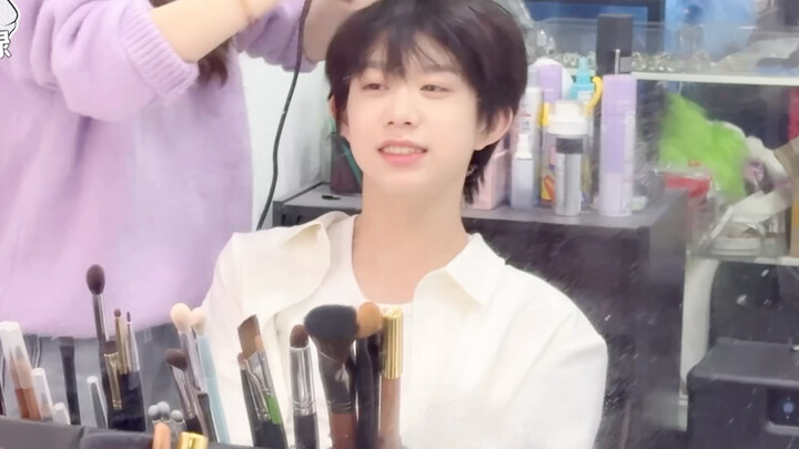 Eason Chen | Adorably cute 🥰 He’s having a blast and can’t stop laughing to himself while humming 🤣 