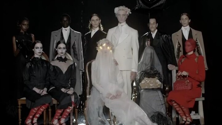 تانغو الأشباح، زفافٌ بلون الدم، جميلٌ وغامضٌ إلى حدٍّ يكاد يُخنِقُ الأنفاس.