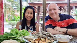 เมี่ยงหอยแครงปลาทู ราดน้ำจิ้มถั่วตัดเยอะๆ Seafood wrapped in Veggies with Dipping