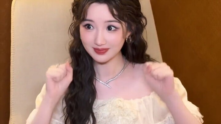 Mao Xiaotong | Happy weekend 🏖️ Miaotong has totally mastered the colorful sunshine finger exercise 