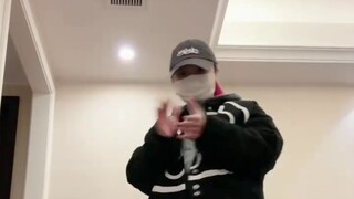 Gerakan tari jalanan ini, aku memintanya untuk meluncur dan berdiri, aku akan mengajarimu