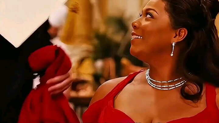 هي مجرد موظفة صغيرة في السوبرماركت، لكن تبذيرها المفرط جعل الناس يظنونها سيدة نبيلة.