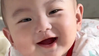 Because I kept looking at New Year pictures of dolls when I was pregnant, I gave birth to a smiling 