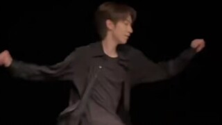 贺峻霖跳《There's Nothing Holdin' Me Back》原曲卡点向