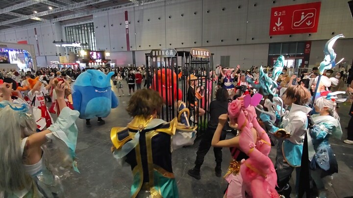 اتضح أن اللي كانوا حابسينه هو هانو هوا! لو عرفت قبل كده، لاستخدمت العدسة الطويلة لتصوير وجهها بدقة 8