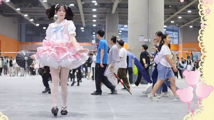 i-person social death challenge: กระโดดเข้าสู่วงจรความรักที่ทางออกของนิทรรศการการ์ตูน (ฝนตกหนักในกวา