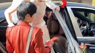 女子结婚穿搭太吸引眼球，新郎家人的支持重视胜过一切