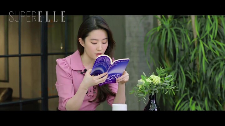 Liu Yifei membacakan puisi berbahasa Inggris berjudul “Keheningan Lebih Bercerita daripada Kata-kata