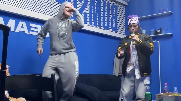 Cười chết mất thôi, thằng nhóc RF tranh thủ lúc đội Hàn Quốc không có chạy đi quay video còn dùng bà