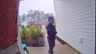 Sahabat masa kecil putriku datang untuk bermain dengannya, sikapnya yang hati-hati sangat menggemask