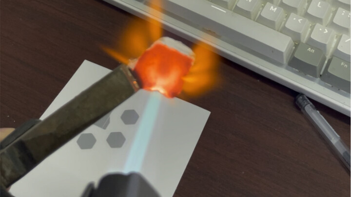 Ubin pelindung panas dari penerbangan perdana Starship yang dibawa pulang oleh seorang teman dari Am