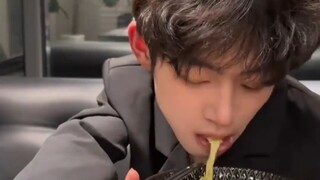 22岁脑瘫少年自力更生，靠网络直播养活自己！！