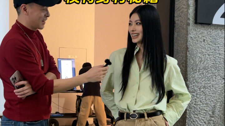 Apa? Model penghasilan lima digit per hari nggak makan apa? Sekali lagi, vlog kunjungan ke lokasi sy