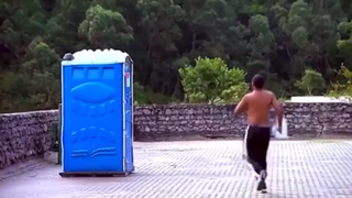 รายการเเกล้งคนตลกๆ! : เเกล้งคนอื่นด้วยห้องน้ำทะลุมิติ