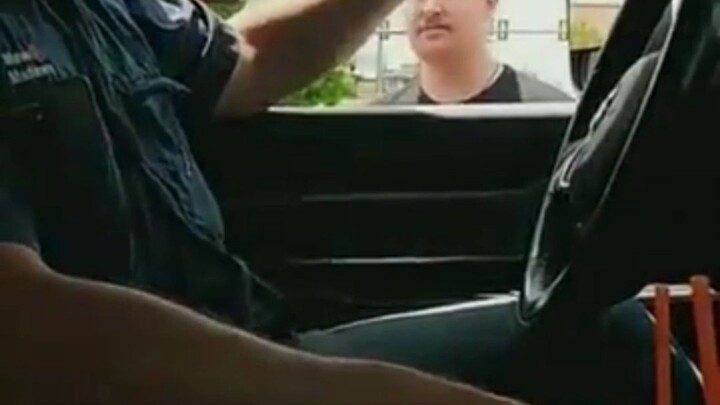 Đi về cái xe đống sắt vụn của mày đi! Tôi đang ở trên xe thì làm sao mà lăn được!?