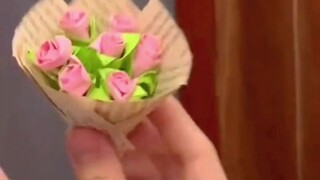 Gadis-gadis memang tidak bisa menolak barang-barang mini~ benar-benar terpesona dengan keimutannya! 