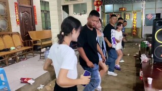 For Yunnan people, happiness can be achieved with just a three-step stomping dance.