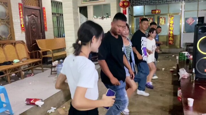 Kebahagiaan orang Yunnan bisa langsung teratasi hanya dengan tarian tiga langkah.