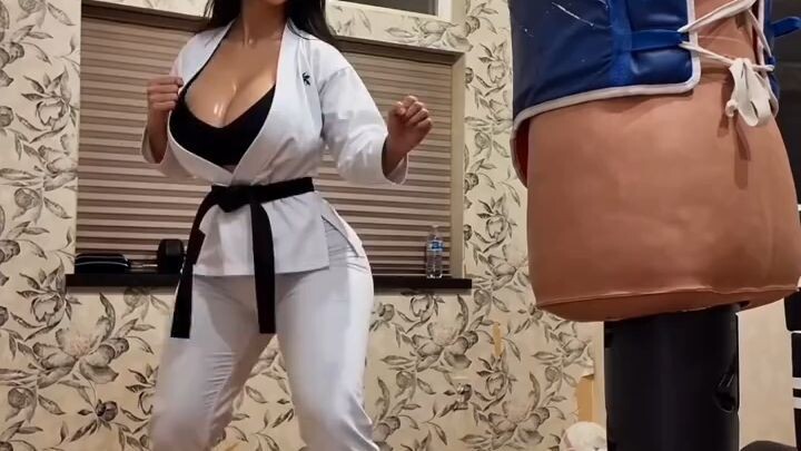 Aksi Tendangan di Samsak | Kekuatan Karate Wanita