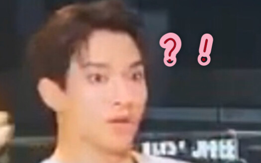 คนหนึ่งเล่นเกม อีกคนหนึ่งแสดงละคร