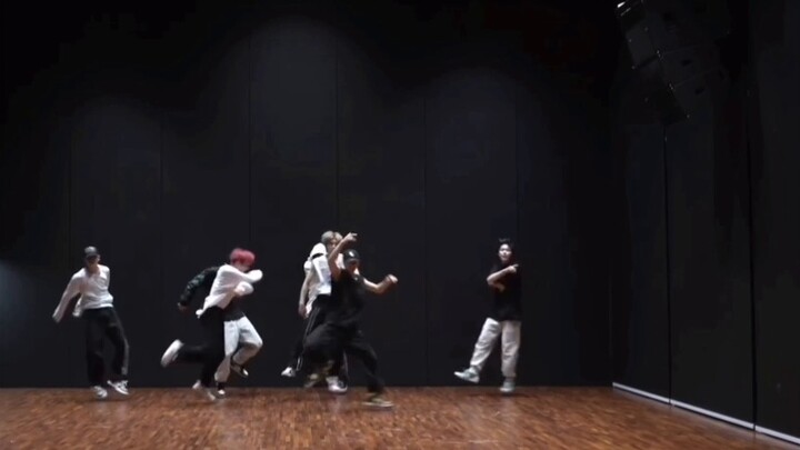 He made his debut without making a sound, and it's amazing that he dances like this while passing th