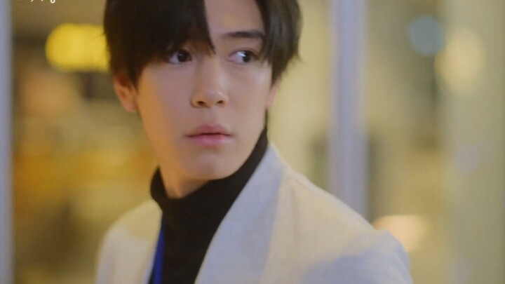 Aku memanggil namanya hanya untuk membuatnya berbalik.