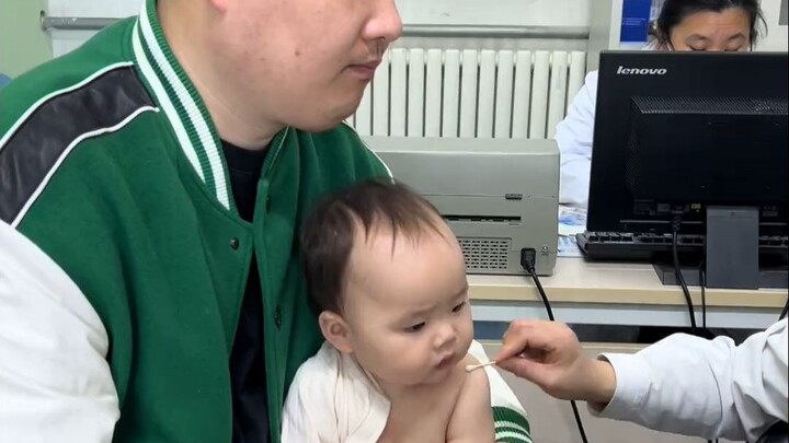 Tiêm cho con mà bố còn căng thẳng hơn cả bé!