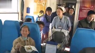 1997年绿皮火车上卖盒饭的真实影像，一份五元，一天能卖400多份