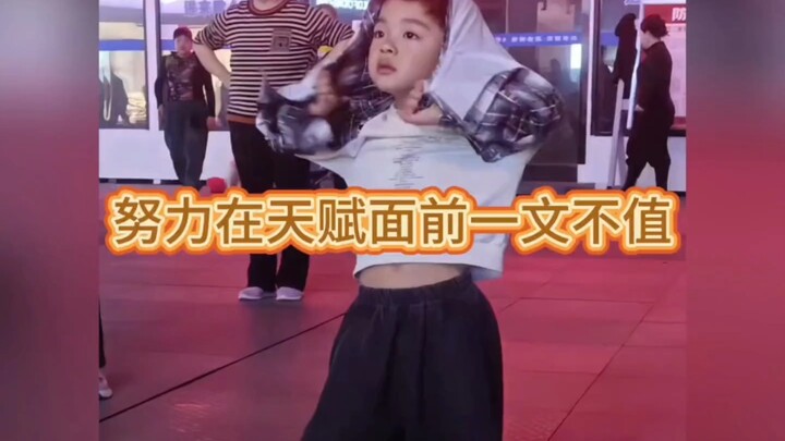 เพิ่งรู้ตอนนี้เองว่าแท้จริงแล้วการเต้นแอโรบิกตามลานสาธารณะก็สวยมาก ปัญหาอยู่ที่คนเต้น… #พรสวรรค์ด้าน