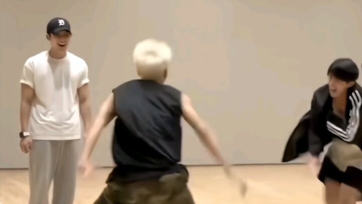 【كوون سون يونغ/هوشي】هوزي: أنا انطوائي جدًا!!! جيمي كيو: إذًا، ما أنا كشخص إلكتروني؟؟؟