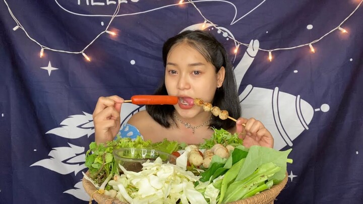 กินยั่วตามรอยลิซ่า✨ลูกชิ้นตีลังกากิน🤣💕 #Lalisa #ลูกชิ้นยืนกิน