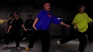 Seorang wanita muda yang keren mengkoreografi lagu baru Bieber, "Yummy"! Lagu pink hits dari Bada Le