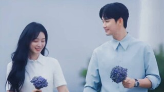 Ratu Air Mata |. Orang yang sedang jatuh cinta tersenyum dan mencium satu sama lain