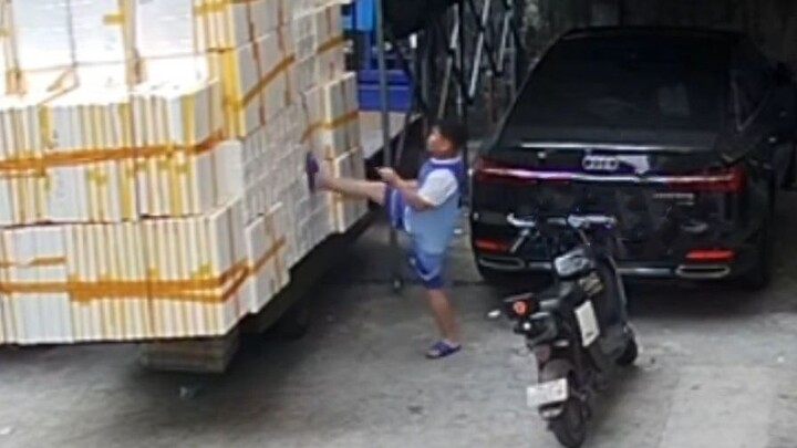 Em trai nhỏ, mồ hôi đầm đìa rồi!