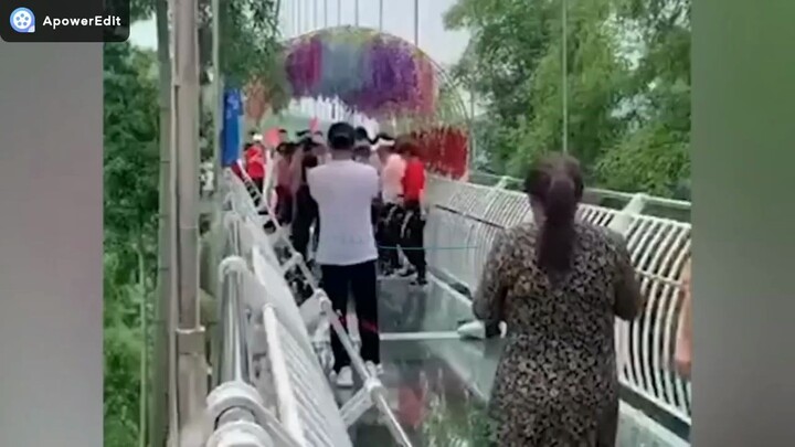 Bà cô nhảy múa tập thể trên cầu kính, bảo vệ hét lớn: Cầu sắp gãy rồi!