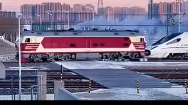 Tàu cao tốc: Bố ơi, con…  Động cơ diesel: Không sao, đi thôi, về nhà.