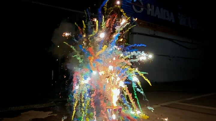 “Yuk, nonton kembang api bareng! Selamat Tahun Baru!”