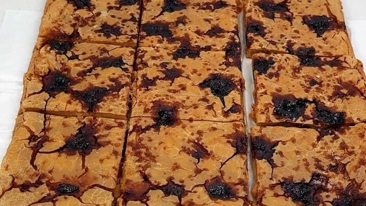 May mắn được ăn món bánh gạo đường nâu này một lần ở nhà bạn, lớp vỏ ngoài giòn rụm, bên trong dẻo m