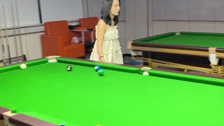 أيها الإخوة، تعالوا إلى صالة البلياردو والعبوا البلياردو.