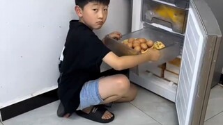 男孩把鸡蛋放到了冷冻里，煎鸡蛋方法打开新世界大门