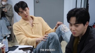 【中字】EXO十周年见面会后台待机室花絮！地人的物料！