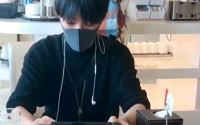 【Tiêu Chiến】Anh trai vừa mải chơi game, lại vừa tất bật lên máy bay, đúng chuẩn thiếu niên mê game. 