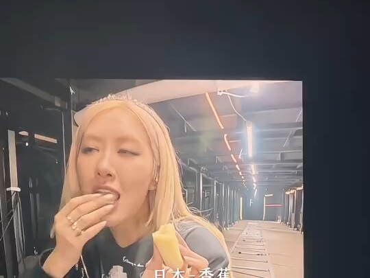 Phản ứng của Park Chaeyoung khi ăn các món ngon từ nhiều quốc gia trong concert