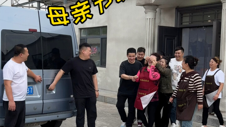 عيد أم سعيد! المفاجأة التي حضرتها طويلاً تمت أخيرًا الترتيب لها – العائلة كلها تلتف حول بعضها في جلس