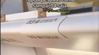 gue curiga dia duduknya dipangku pramugari 😏😌😋