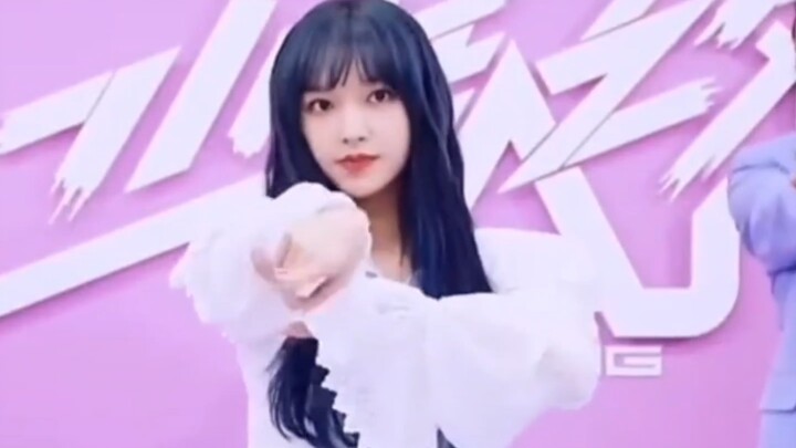 Mari kita lihat kembali panggung-panggung luar biasa Cheng Xiao, apakah kamu terpesona oleh tarianny