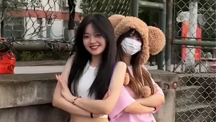 حقيقتًا صديقتان مفلستان!